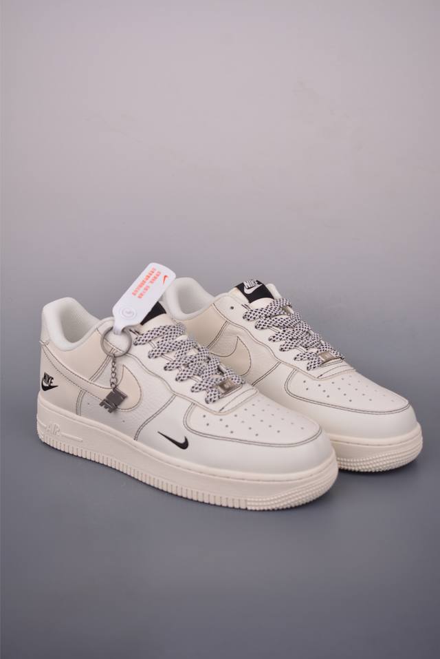 Nike Air Force 1 Low Off-WhiteOriginal last and cardboard create a pure Air Forc
