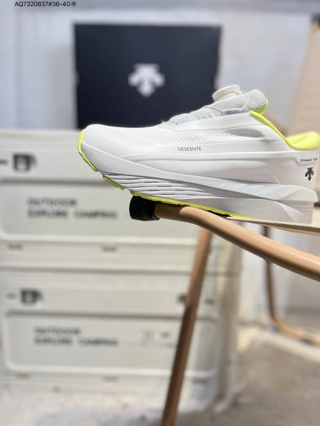 Descente Enerzite comfortable and versatile fabric low-top running shoes with du