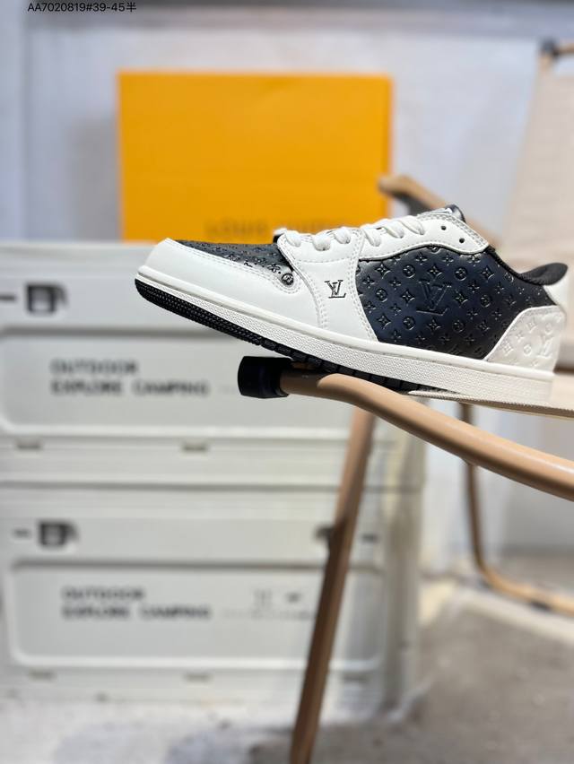 Lv Classic Sneakers. Louis Vuitton Lv Classic Sneakers for Men. 2025 Calfskin Le