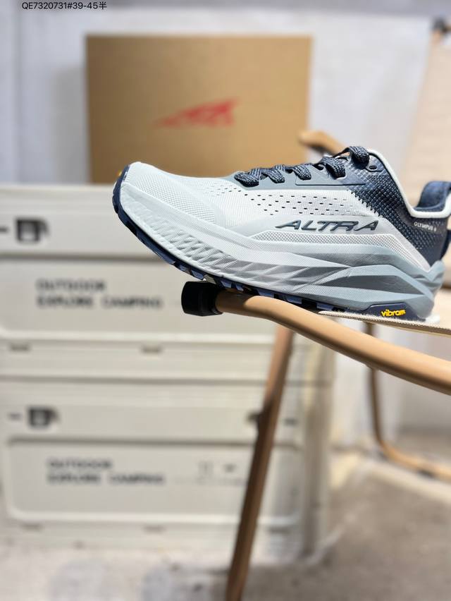 Equipped with lightweight materials and an ultra-lightweight foam midsole#Extern