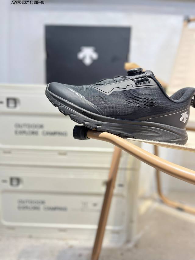 Descente Enerzite comfortable and versatile fabric low-top running shoes with du
