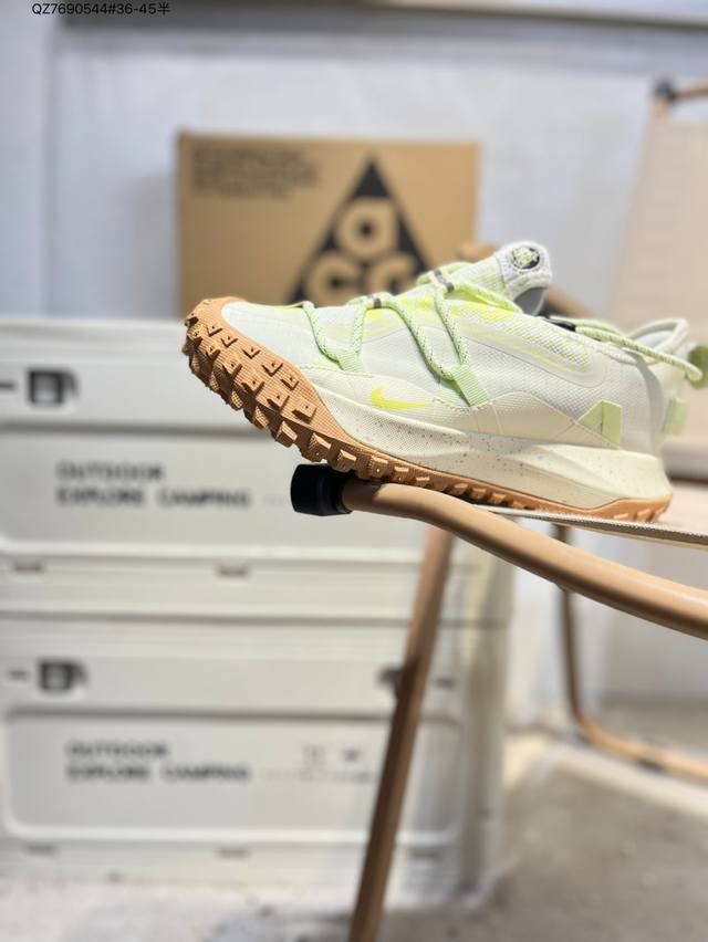 The Nike Acg Mountain Fly Low Gtx Se men's and women's sneakers are meticulously