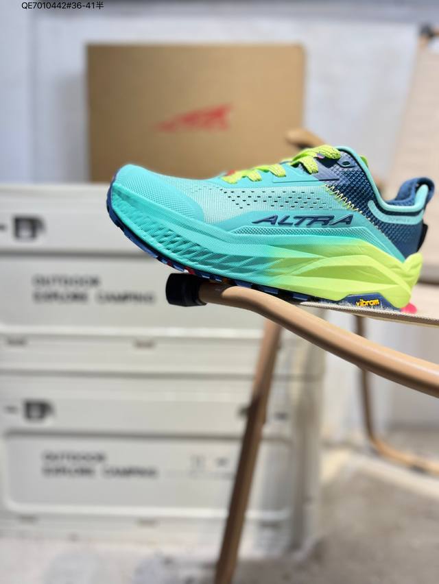 Equipped with lightweight materials and an ultra-lightweight foam midsole#Extern