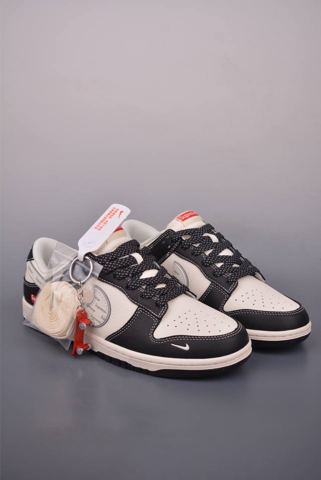 Nike Sb Dunk Low Supreme collaborationPurely original product from a large facto
