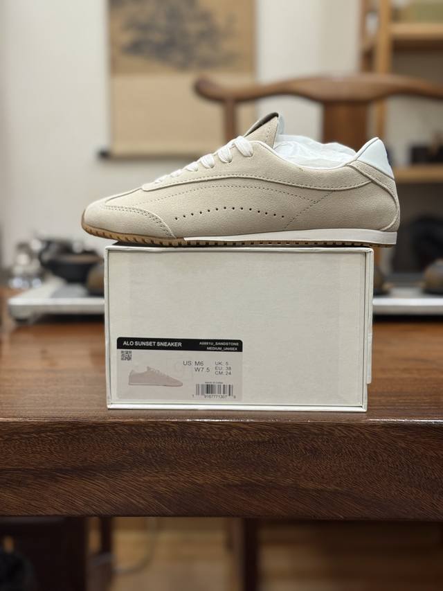Alo Yoga Sunset Comfortable Living Shoes (Original Box and Label). Alo Yoga's de