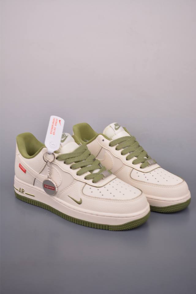 Nike Air Force 1 Low Supreme collaborationOriginal last and original cardboard c