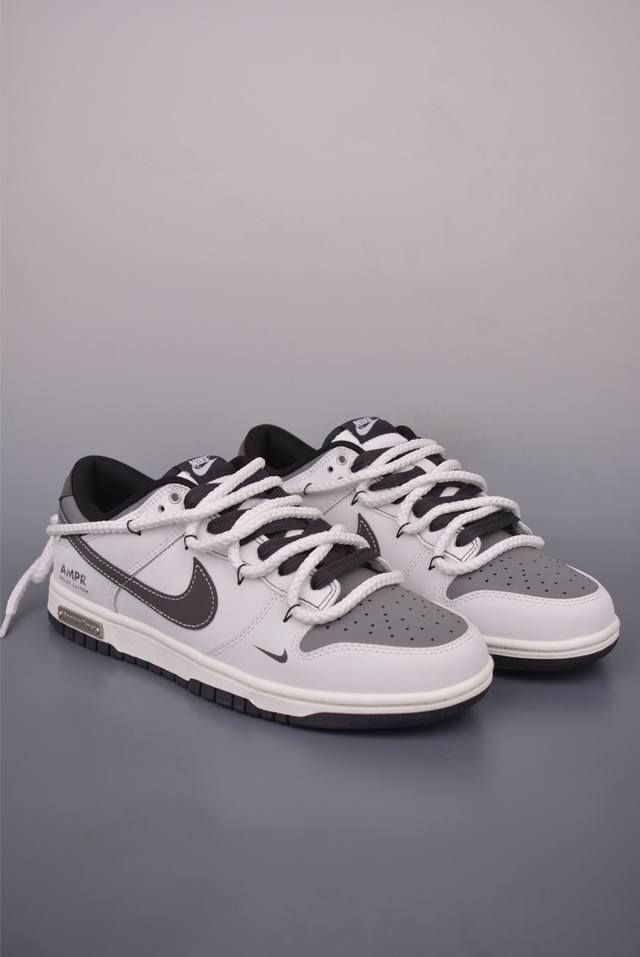 Nike Sb Dunk Low Gray and White DeconstructionPurely original product from a lar