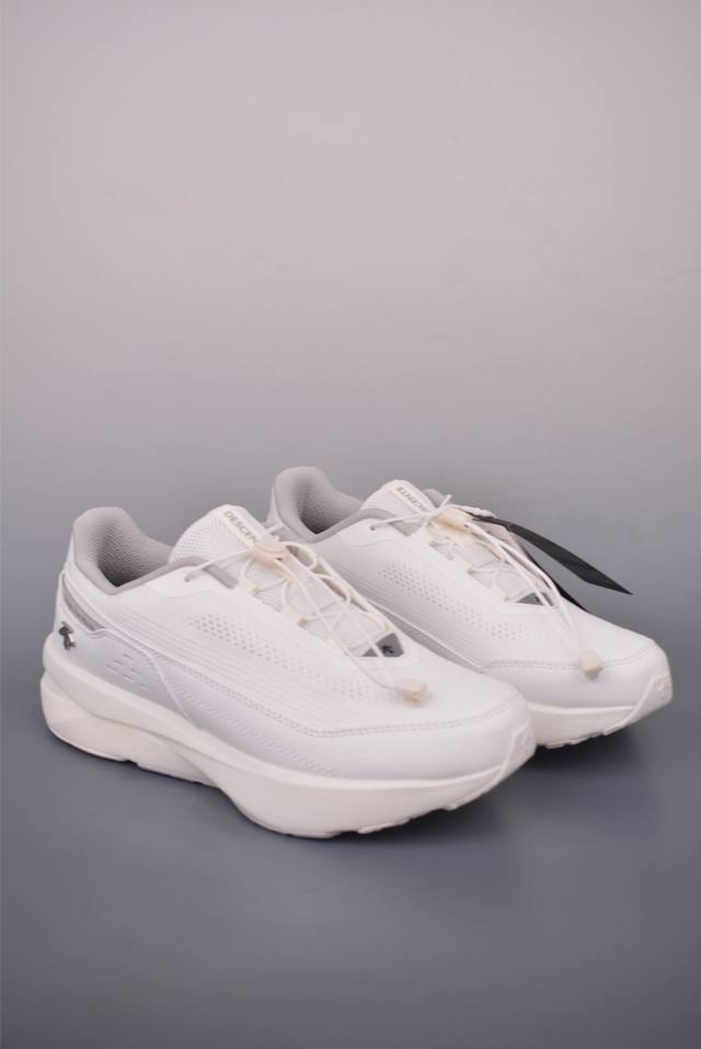 The Descente Snow DF 2.0 features a lightweight, cushioned, breathable upper. T