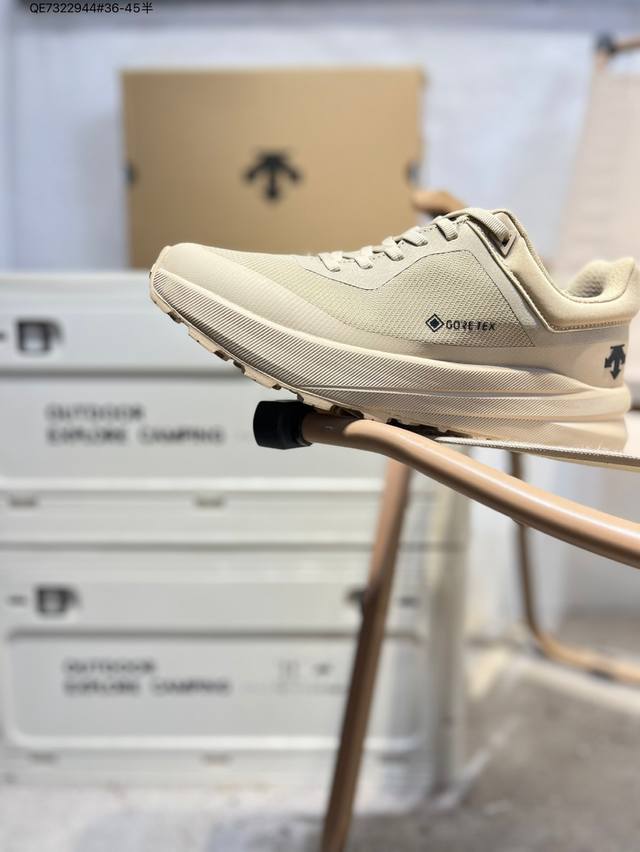 Descente's lightweight, cushioned, breathable upper features a stylish, casual,