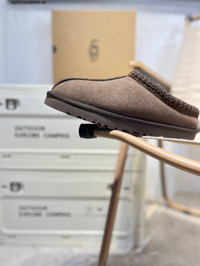 Ugg snow boots with waterproof suede leather uppers. American luxury brand Ugg W