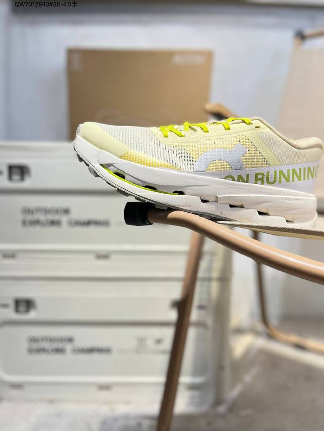On Cloud low-top, lightweight, comfortable, versatile casual sneakers. Made with
