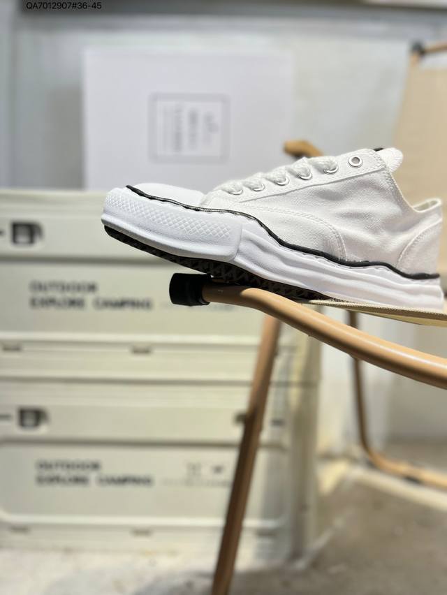 Shawn Yue's favorite item features a retro, dissolving style. This is the Mmy Ma
