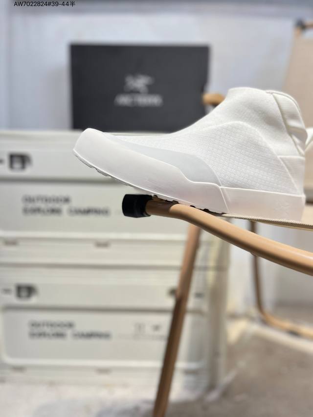 Arcteryx Kragg's new high-top casual outdoor sneakers and socks feature a durab