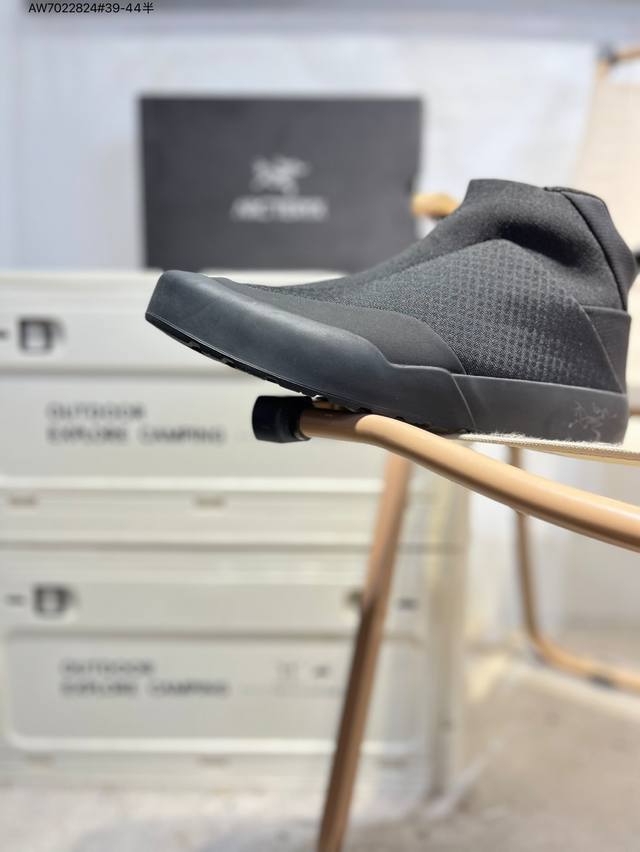 Arcteryx Kragg's new high-top casual outdoor sneakers and socks are made with a
