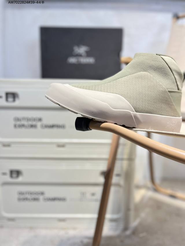 Arcteryx Kragg's new high-top casual outdoor sneakers and socks are made with a