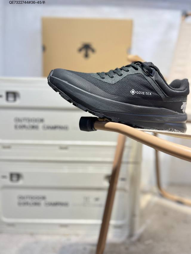Descente's lightweight, cushioned, breathable upper features a stylish, casual,