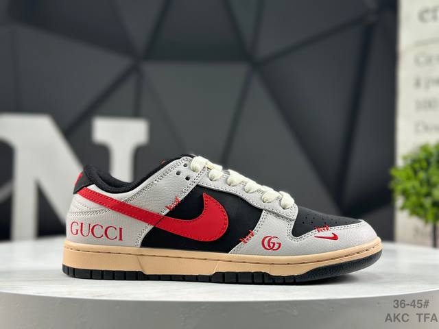 Nike Gucci X Nike Dunk SB Low. This Gucci x Nike SB collaboration low-top casual