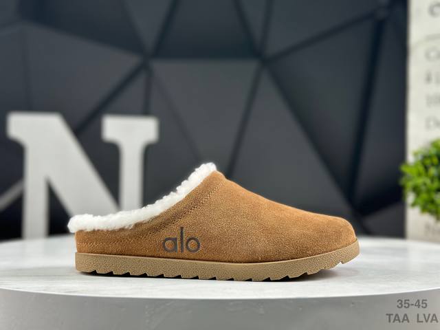 Alo Recovery Mode Slippers, Yoga Style, worn by celebrities like Yi Mengling and