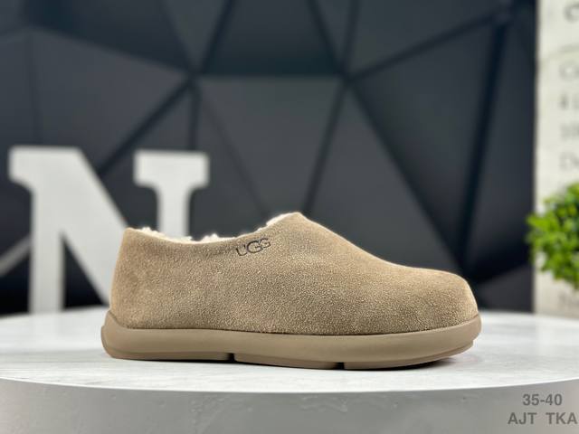 Ugg Official Classic Sheepskin Snow Boots. The entire boot uses the same A-grade