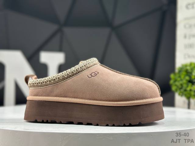 Ugg W-1122553 Autumn/Winter Sheepskin Snow Boots/Slippers. Made entirely of auth