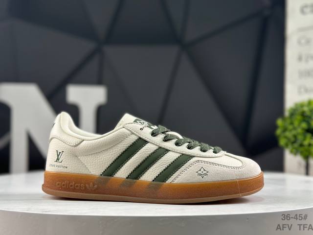 Adidas Samba Og Classic Shoe Model Adidas's nearly 70-year-old classic Samba Og