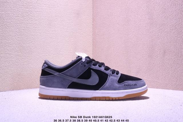 Nike SB Dunk Low, a low-top casual sports skateboarding shoe featuring a combina