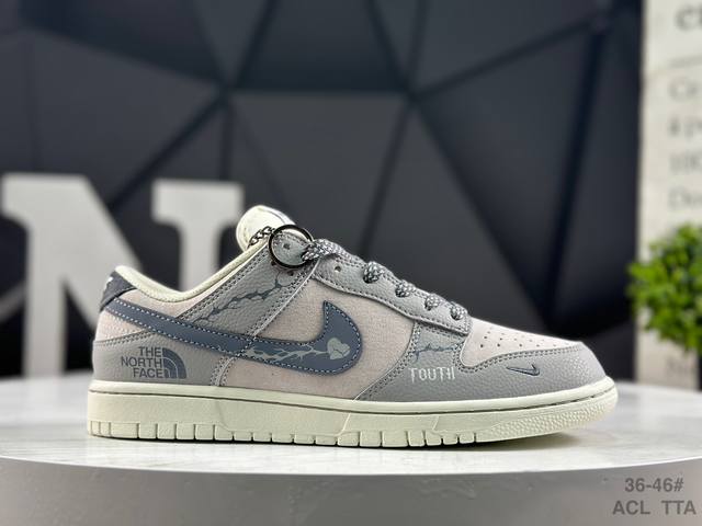 Nike Dunk Low Sneakers, SB series, classic and versatile casual sports sneakers.