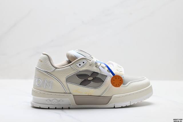 Company Grade Louis Vuitton Trainer Sneaker Low. A versatile and comfortable sne
