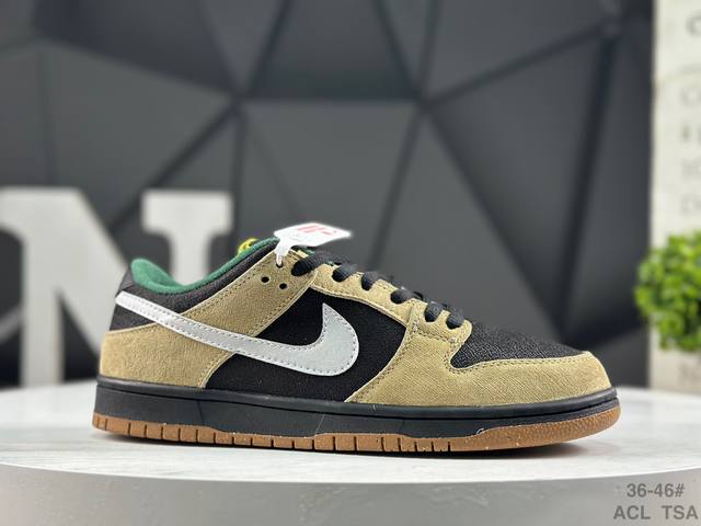 Nike Dunk Low Retro Low-top sneakers, featuring a classic low-top silhouette and