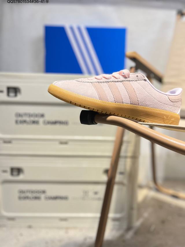 Nike Air Force 1 '07, a versatile casual athletic shoe. Soft, responsive cushion