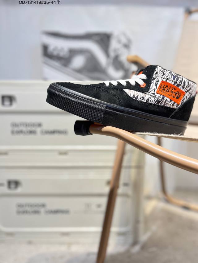 Vanssk8-Low, the official classic retro casual sports sneaker from Vans, featuri