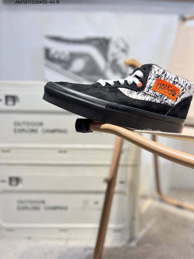 Vanssk8-Low, the official classic retro casual sports sneaker from Vans, featuri