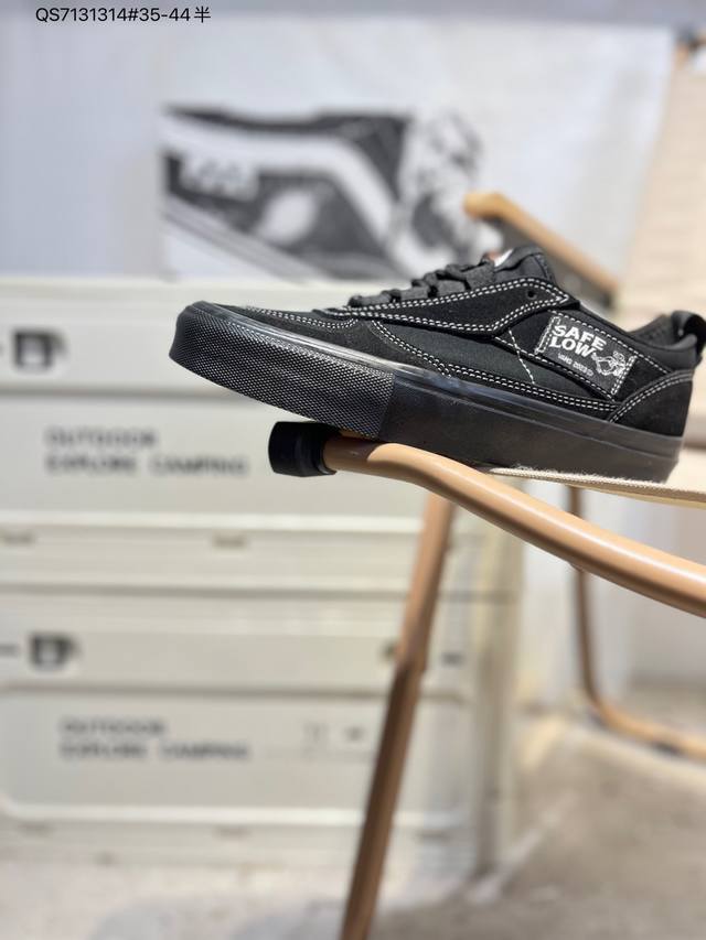 Vanssk8-Low, the official classic retro casual sports sneaker from Vans, featuri