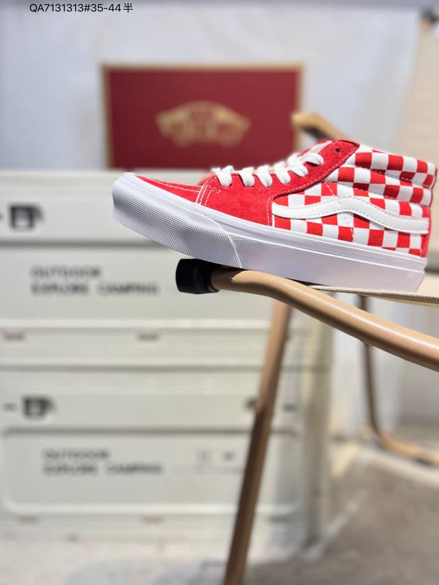 Vanssk8-Low, the official classic retro casual sports sneaker from Vans, featuri