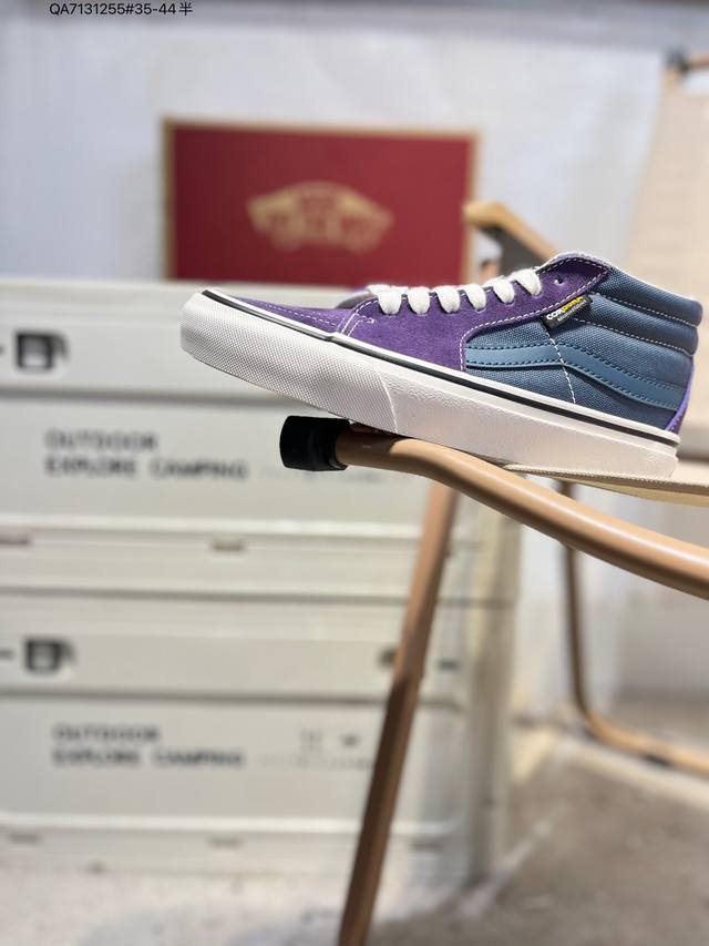 Vanssk8-Low, the official classic retro casual sports sneaker from Vans, featuri