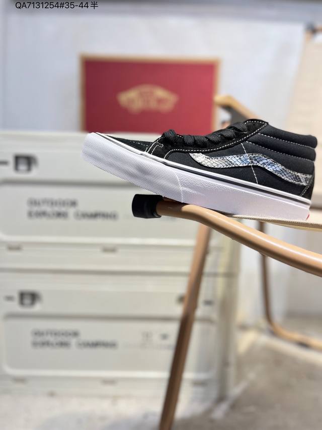 Vanssk8-Low, the official classic retro casual sports sneaker from Vans, featuri
