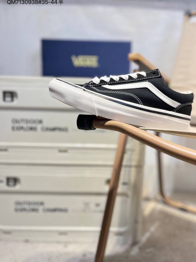 Vanssk8-Low, the official classic retro casual sports sneaker from Vans, featuri