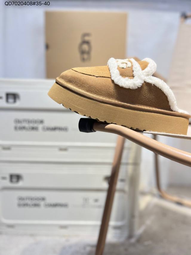 Ugg Classic Autumn/Winter Sheepskin Snow Boots. The entire boot uses genuine, A-