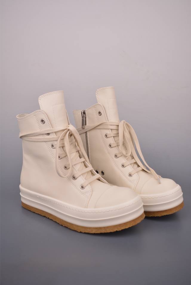 Rickowens Owens High-Top Shoe with Tumbled Grain Texture and Top Layer, Guangdon