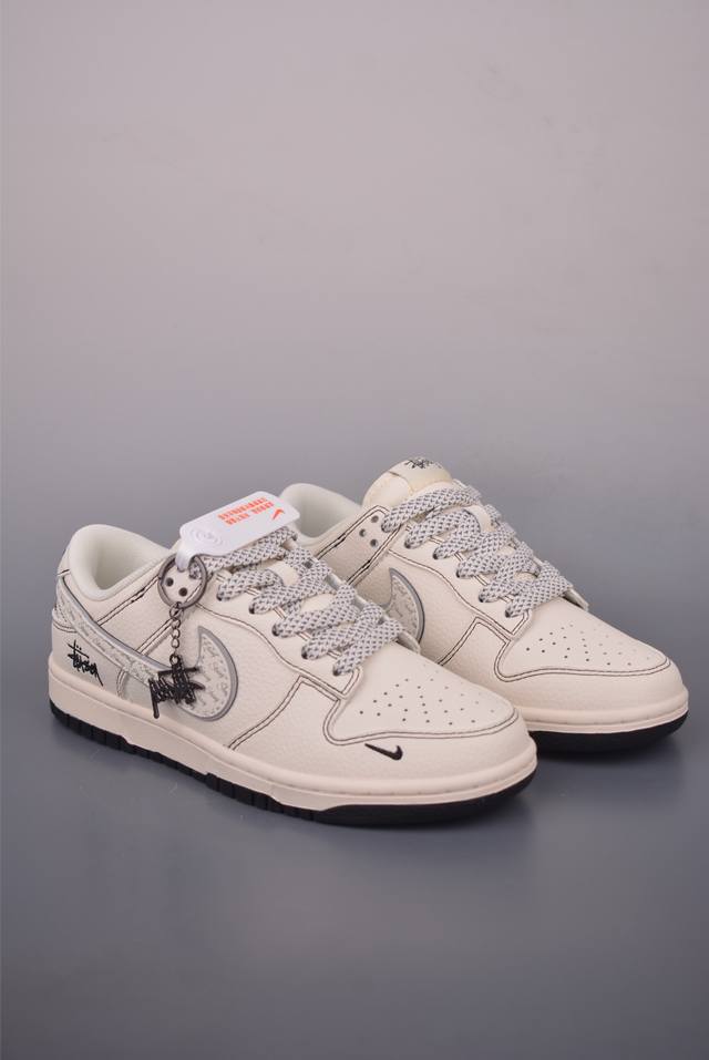 Nike SB Dunk Low Stuart Collaboration. Highly recommended by a top-tier manufact