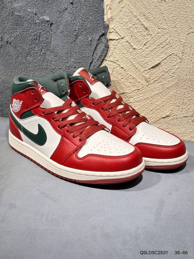 Extremely detailed! Look closely at the Aj1Mid mid-top gray, black, and red Dq84