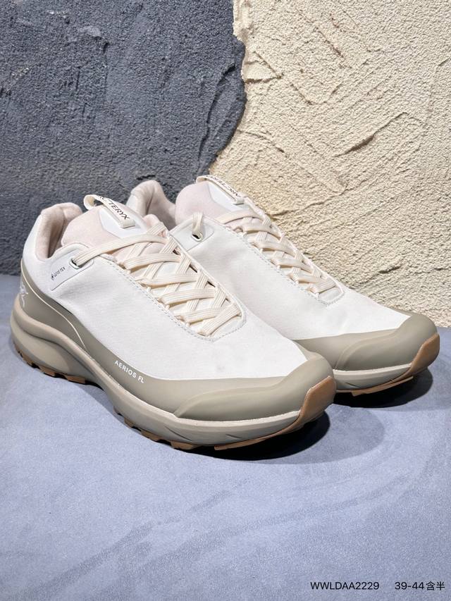 New Arrival Real Shot Arcteryx Konseal Lt W This shoe features a design popular