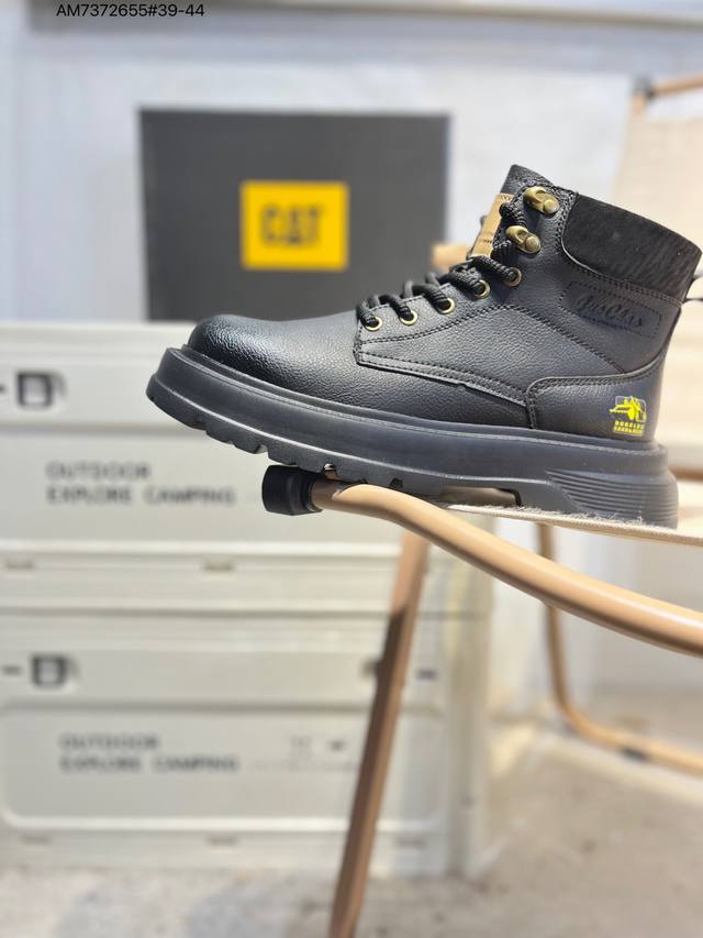 Cat, the brand of Caterpillar bulldozers, series workwear and casual shoes. Ddd,