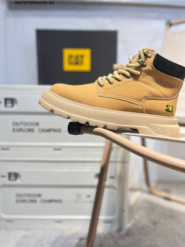 Cat, the brand of Caterpillar bulldozers, series workwear and casual shoes. Ddd,