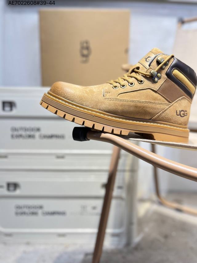 Ugg W Mini Bailey Button Bling, a high-top platform sneaker from the American lu