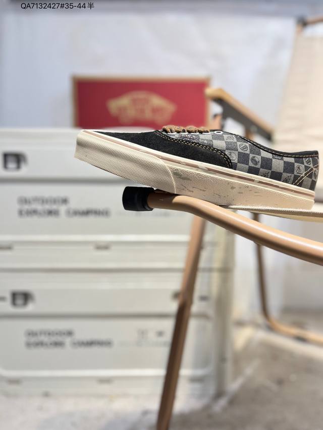 Vanssk8-Low, the official classic retro casual sports sneaker from Vans, featuri