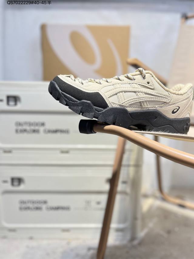 Asics Gel-Pickax, a classic running shoe from Asics, is currently riding the wav