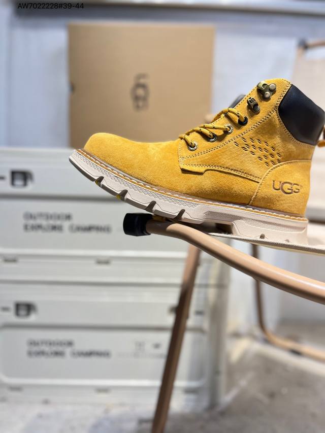 Ugg W Mini Bailey Button Bling, a high-top platform sneaker from the American lu