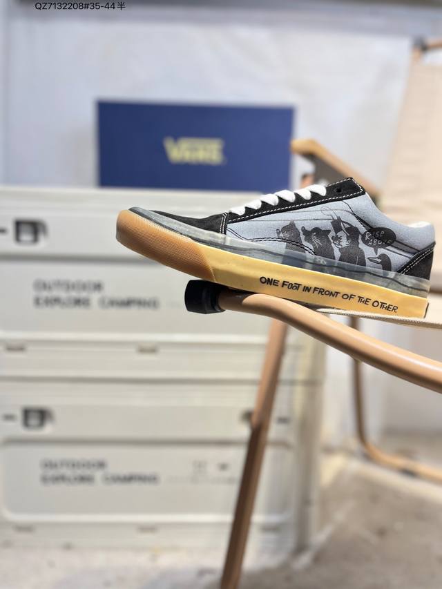 Vanssk8-Low, the official classic retro casual sports sneaker from Vans, featuri