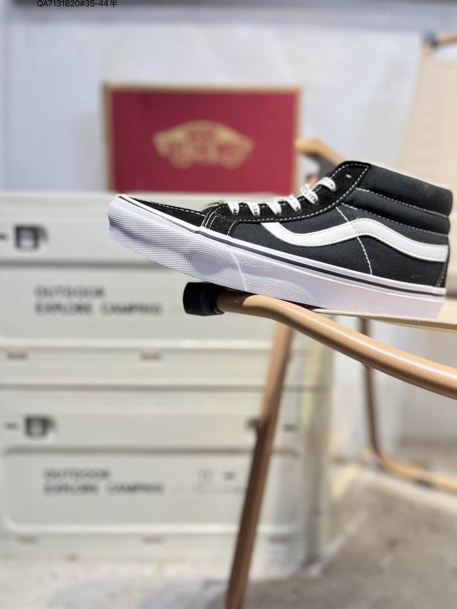 Vanssk8-Low, the official classic retro casual sports sneaker from Vans, featuri